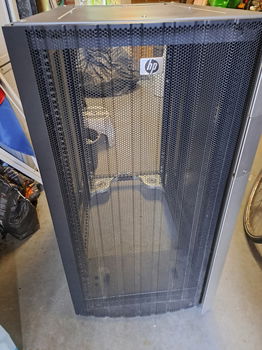 HP 22U Server Rack - 1