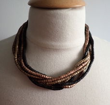 Mooi collier in zwart, goud en brons