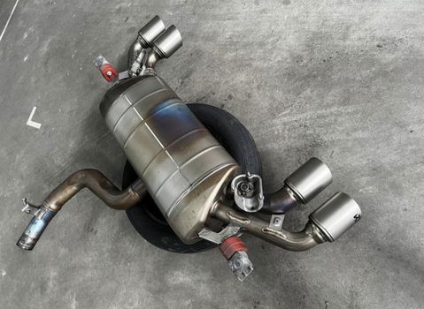 !!MOET NU WEG!! originele Golf 7.5/8R Akrapovic uitlaat. - 5