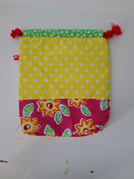 Projectbag Geel met witte stippen en zomerse bloemen op roze 22x21 cm - 0