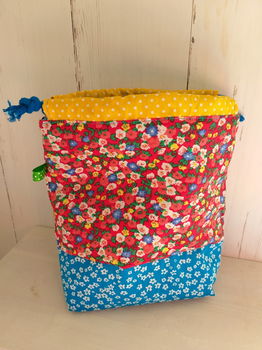 Projectbag 22x21 cm met schattige kleine bloemetjes op rode en blauwe ondergrond - 0