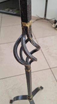 Te koop zwart metalen kandelaar (totale hoogte: 82,5 cm). - 2