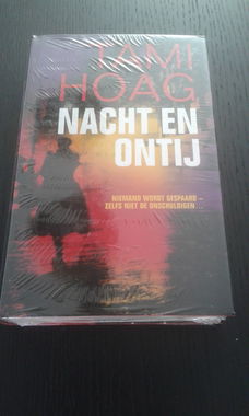 Nacht en ontij - Tami Hoag (ongelezen hardcover, nog in plastic seal)