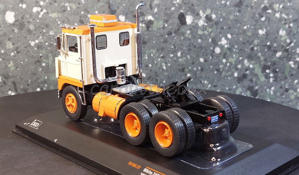 White 7400 1960 creme/oranje 1:43 Ixo V1044 - 2