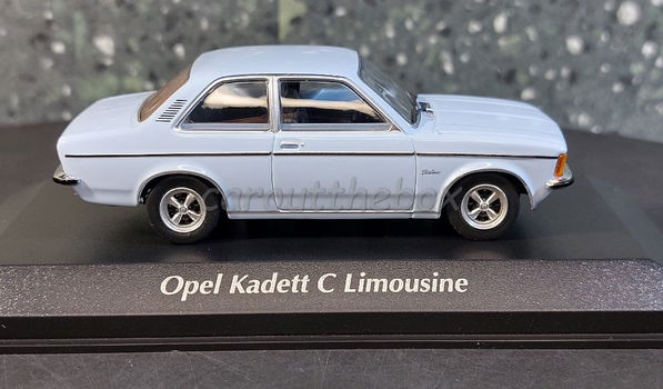 Opel Kadett C Limousine blauw 1:43 Maxichamps max034 - 1