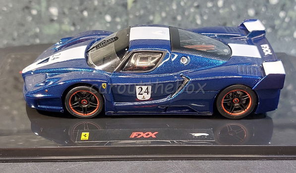 Ferrari FXX 2006 blauw / wit 1:43 Hotwheels Elite H402 - 1