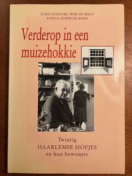 Verderop in een muizehokkie (hofjes Haarlem) - John Schoorl - 0