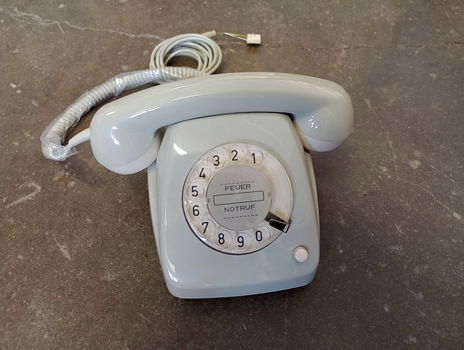 Retro grijze telefoon met draaischijf - 0