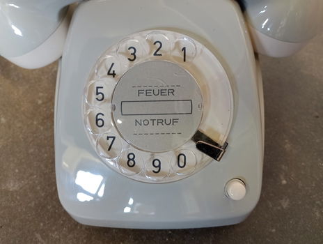 Retro grijze telefoon met draaischijf - 1