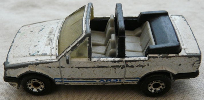 Modelauto, Matchbox, Schaal 1:56, No.37 - Ford Escort Cabriolet - Without tow hook, 1987.(Nr.1) - 3