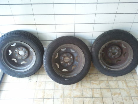 3 x autobanden met velgen voor o.a. suzuki alto maat 145/70R13 - 2