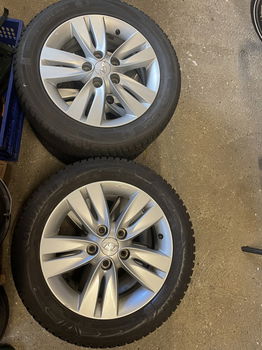 Set winterbanden op lichtmetalen velgen van 16 inch voor een Hyundai of KIA. - 0