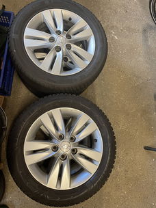 Set winterbanden op lichtmetalen velgen van 16 inch voor een Hyundai of KIA.