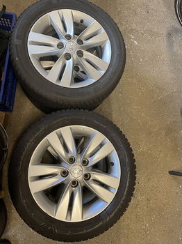 Set winterbanden op lichtmetalen velgen van 16 inch voor een Hyundai of KIA. - 1