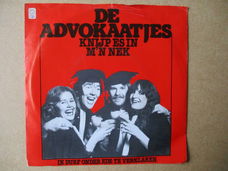 s0004 de advocaatjes - knijp es in mn nek