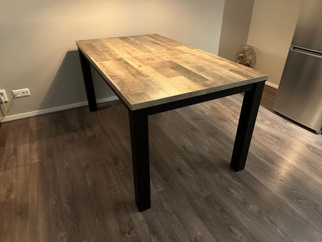 Eettafel met stalen zwarte poten - 0