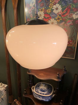 Grote Vintage Bol/Schoollamp met witte Opaal Glas Bol. - 1