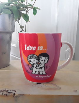 Vintage mok - beker: Love is ... ... a hug a day - 0