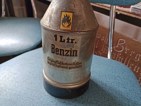 oud blik / schenkkan voor benzine - 2