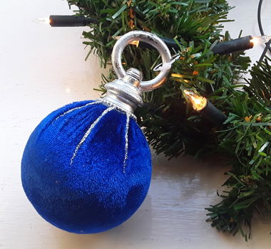 Kersthanger - kerstbal - fluweelstof glitter - 19 cm hoog - blauw (nieuw) - 1