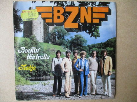 s0877 bzn - rockin the trolls - 0