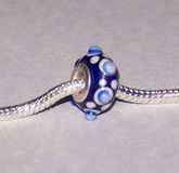 Blauwe Murano bead met lampwerk decoratie, past op armband