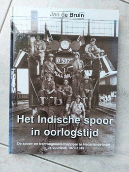 Het Indische spoor in oorlogstijd van Jan de Bruin. - 0