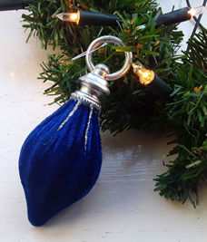 Kersthanger - kerstbal - fluweelstof glitter - 13 cm lang - blauw (nieuw)