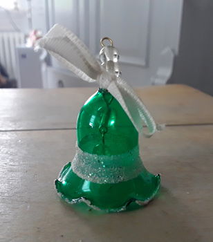 Lief klein vintage hangertje - kerstbel - jingle bell Circa 4,5 cm hoog Kunststof Bieden - 0