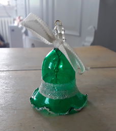 Lief klein vintage hangertje - kerstbel - jingle bell Circa 4,5 cm hoog Kunststof Bieden