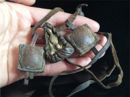 Oud Tibetaans bronzen amulet in leer van yak - 0