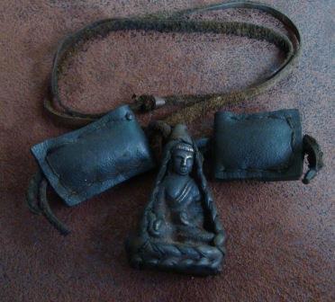 Oud Tibetaans bronzen amulet in leer van yak - 3