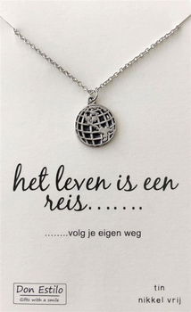 Wereldbol, verzilverde hanger aan ketting, op cadeaukaartje - 1