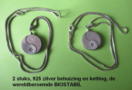 2 stuks zilveren z.g. BIOSTABIL 2000, hangers aan zilveren kettingen. zilver 925 - 0