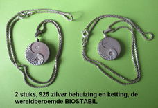 2 stuks zilveren z.g. BIOSTABIL 2000, hangers aan zilveren kettingen. zilver 925