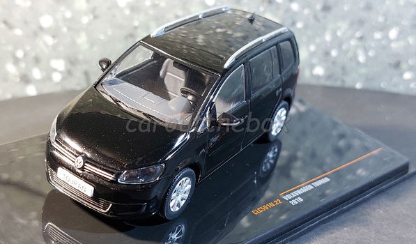 Volkswagen Touran 2010 zwart 1:43 Ixo V1053 - 1