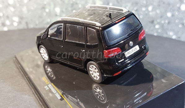 Volkswagen Touran 2010 zwart 1:43 Ixo V1053 - 2