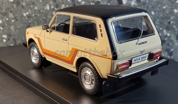 Lada Niva beige 1:24 Whitebox WB098 - 2