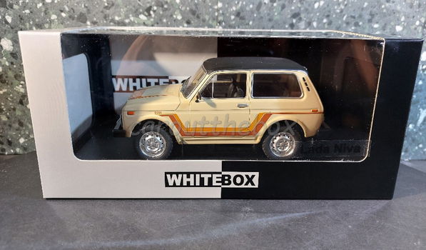 Lada Niva beige 1:24 Whitebox WB098 - 3