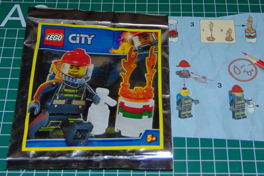 Lego City brandweerman met brandend vat - 0