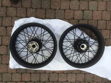 Harley twincam mat zwart gepoederlakte 16" velgen met ronde rim