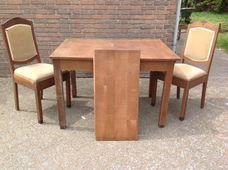 Eetkamerset - tafel + 4 beklede stoelen - 100 jaar oud