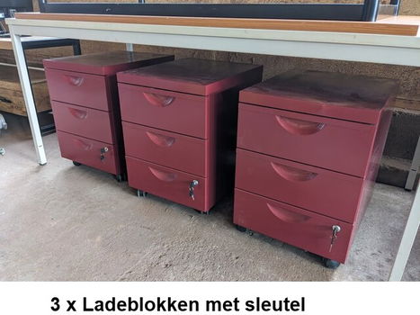 Diverse kantoortafels met bijbehorende ladenblokken - 2