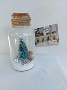 Fles met kurk en kerstversiering.