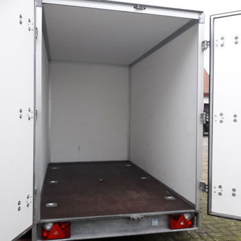 gesloten aanhanwagen geremd 2700 kg - 1