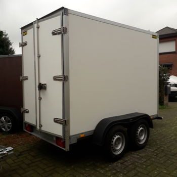 gesloten aanhanwagen geremd 2700 kg - 2