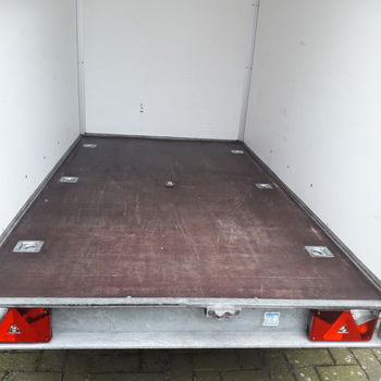 gesloten aanhanwagen geremd 2700 kg - 3