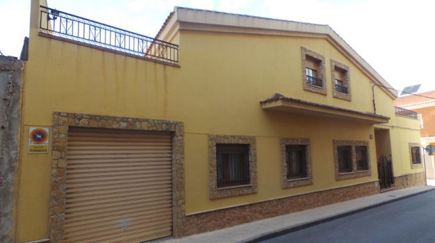 Centraal gelegen in het dorp Pinoso, Alicante, Spanje vraagprijs 260.000 euro - 0