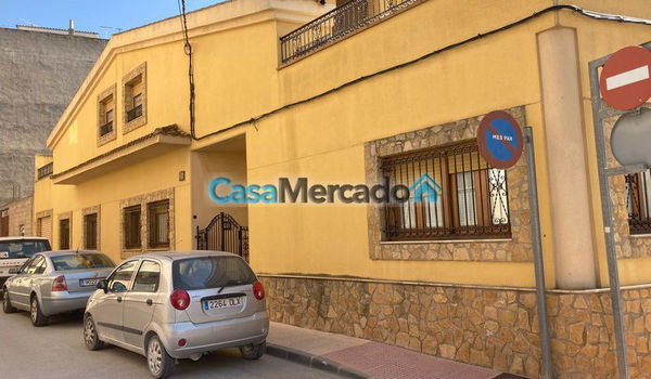 Centraal gelegen in het dorp Pinoso, Alicante, Spanje vraagprijs 260.000 euro - 1