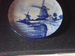 Delfts handpainted Holland Wandbord. Met molen patroon Doorsnee is 25,5 cm en puntgaaf. - 1 - Thumbnail